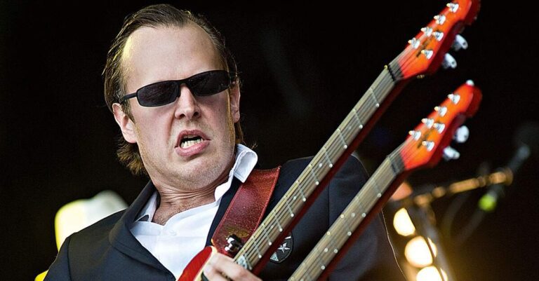 Joe Bonamassa tocando uma guitarra de dois braços