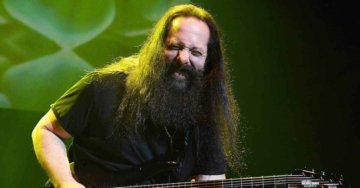 John Petrucci tocando ao vivo