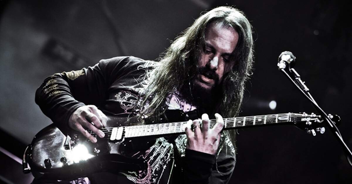 John Petrucci tocando uma guitarra Ernie Ball