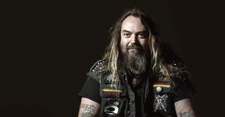 Max Cavalera em preto e branco