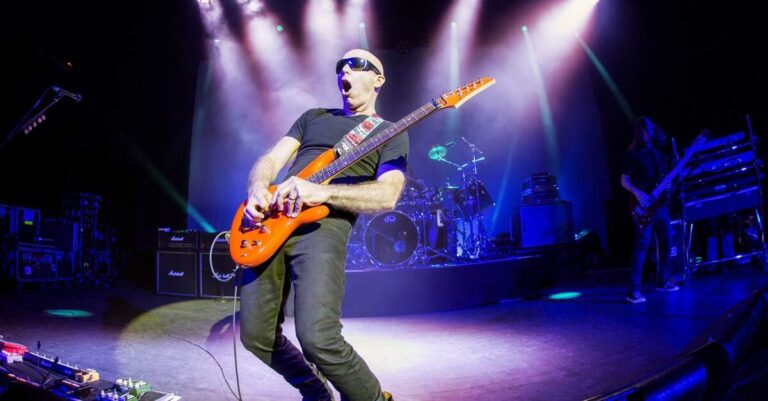 Satriani tocando uma Ibanez laranja