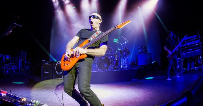 satriani Satriani tocando uma Ibanez laranja
