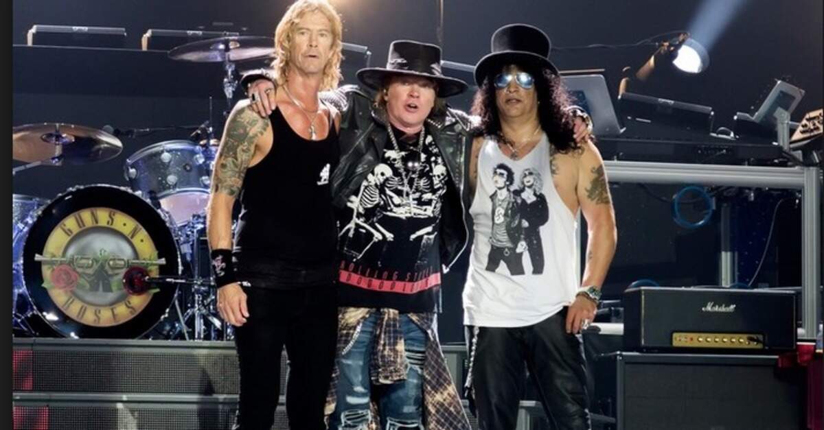Duff McKagan, Axl Rose e Slash abraçados