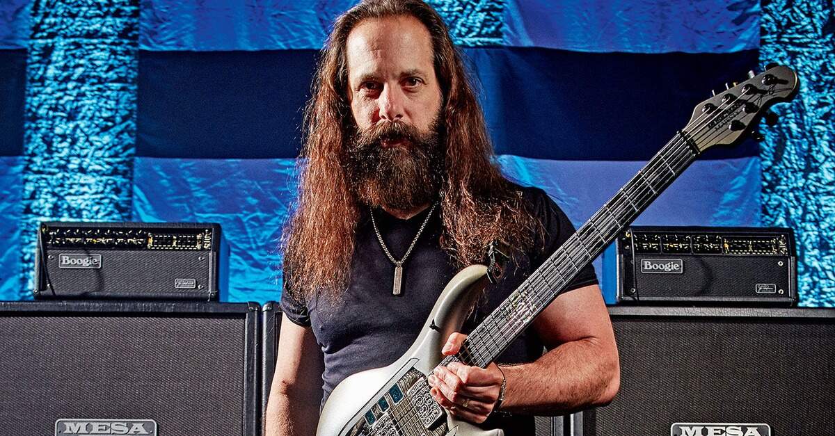 John Petrucci segurando uma guitarra Music Man