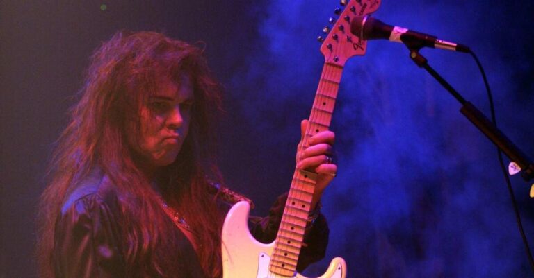 Malmsteen tocando uma Fender Stratocaster