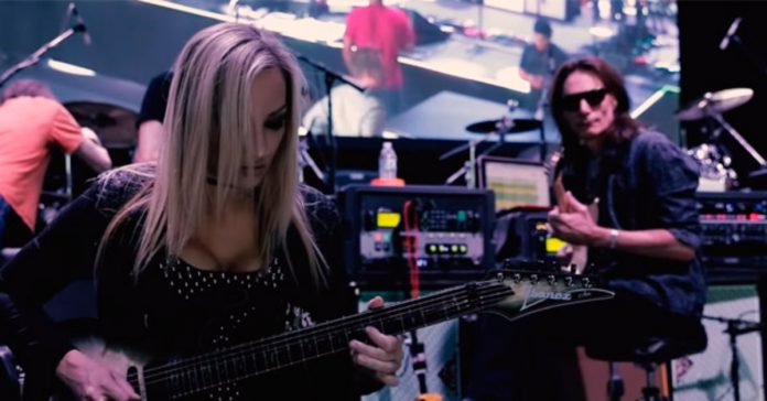 nita-strauss-e-steve-vai Nita Strauss tocando com Steve Vai