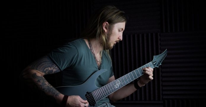 ola-englund Ola Englund tocando uma guitarra de 7 cordas