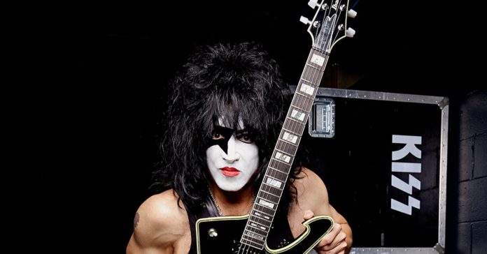 paul-stanley Paul Stanley segurando uma guitarra Ibanez