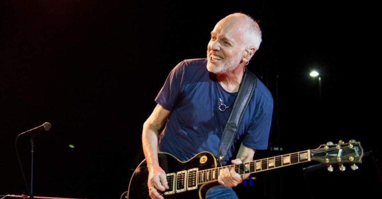 Peter Frampton tocando uma Les Paul preta