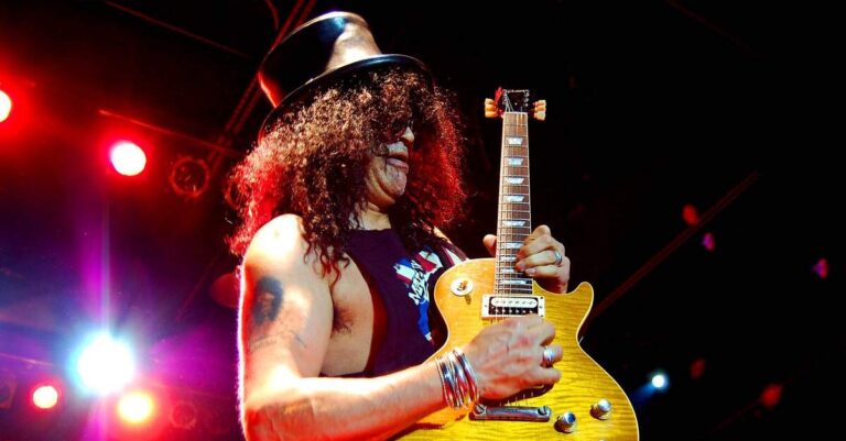 Slash tocando ao vivo