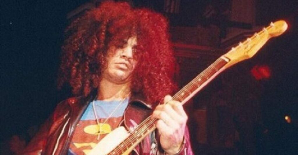 Slash tocando uma Strato