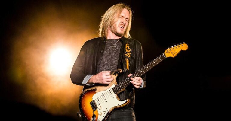 Kenny Wayne Shepherd tocando uma Fender Stratocaster