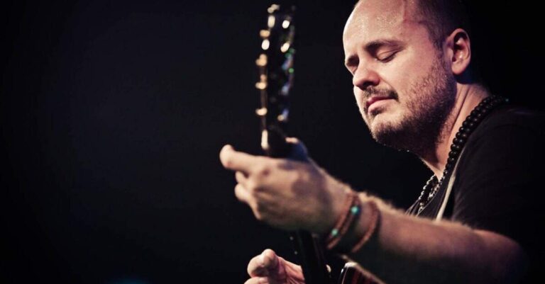 Andy McKee tocando violão ao vivo