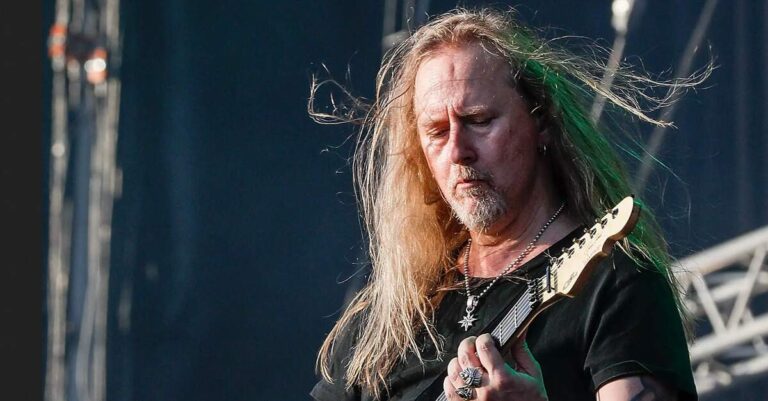 Jerry Cantrell tocando ao vivo