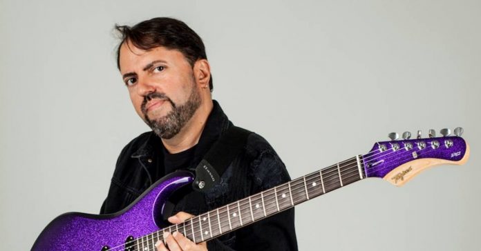 mello-jr Mello Jr. segurando uma guitarra Tagima