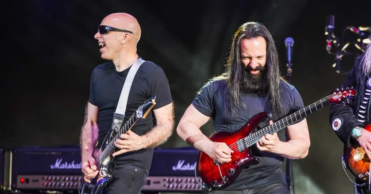 Satriani tocando ao lado de Petrucci