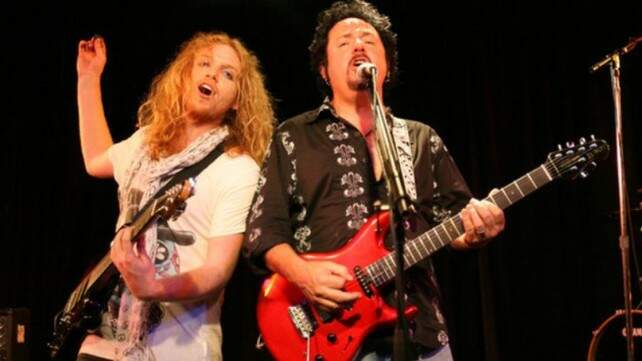 Trev Lukather tocando com o pai Steve