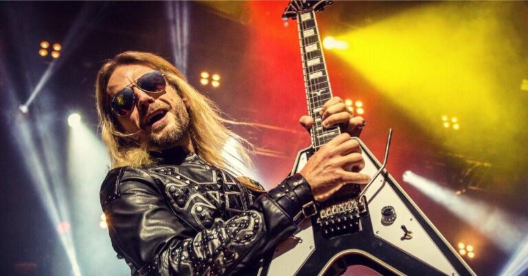 Richie Faulkner tocando com uma Flying V