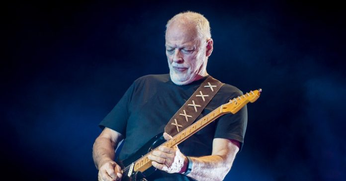 david-gilmour David Gilmour empunhando a Black Strat