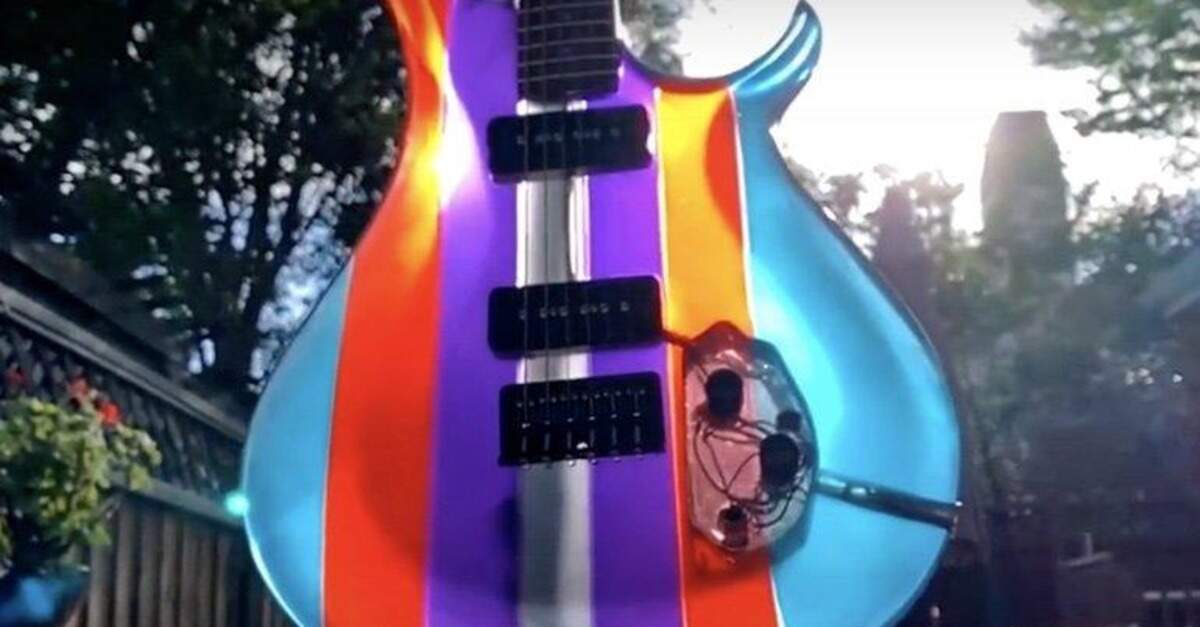 Guitarra feita de resina epóxi