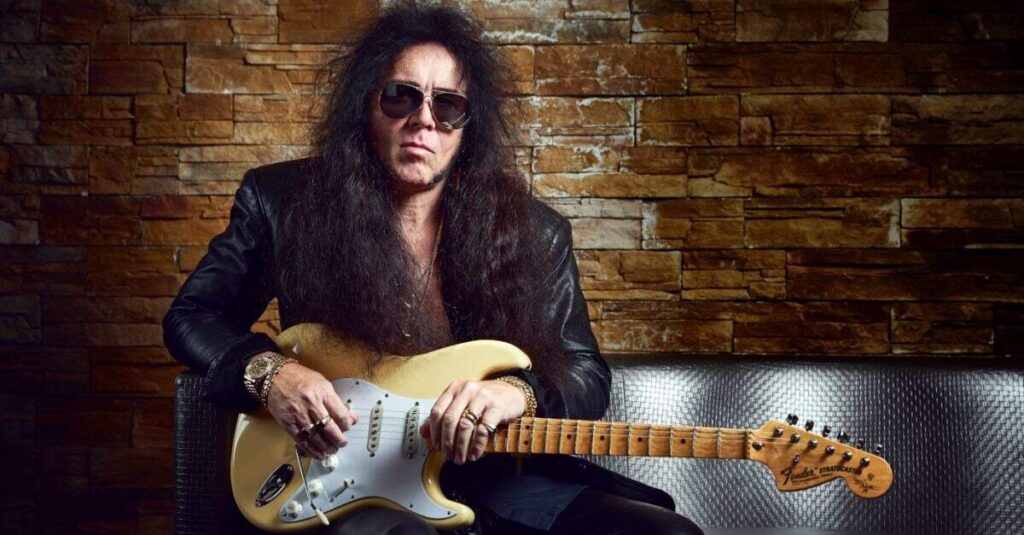Malmsteen segurando uma Fender Stratocaster