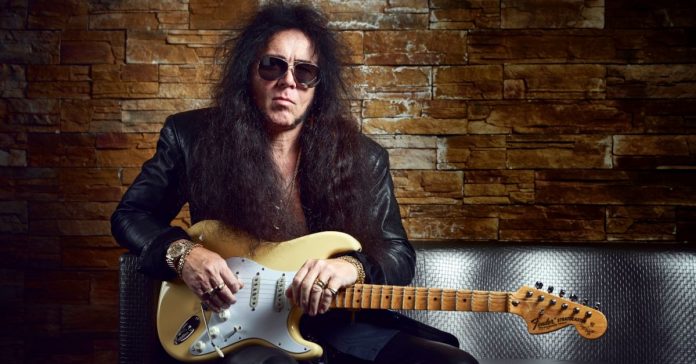 malmsteen Malmsteen segurando uma Fender Stratocaster