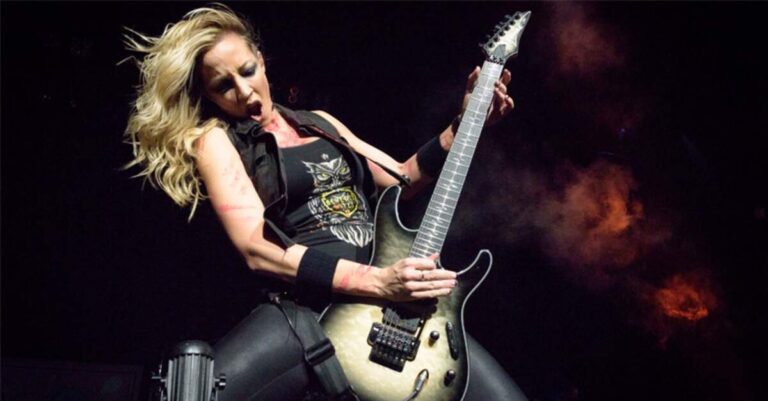 Nita Strauss tocando a guitarra Ibanez Jiva