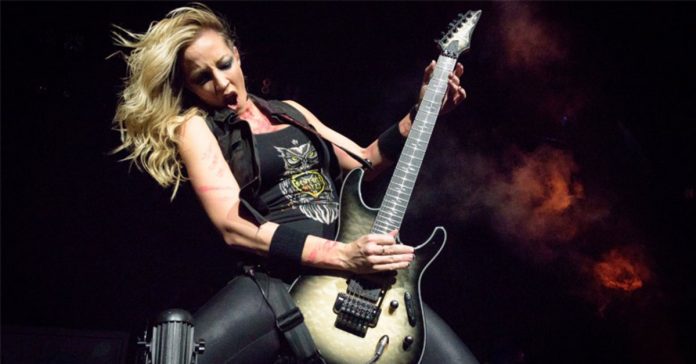 nita-strauss Nita Strauss tocando a guitarra Ibanez Jiva