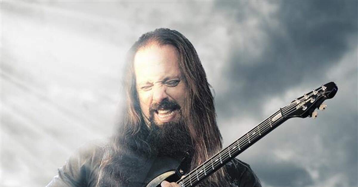 Petrucci tocando uma guitarra Music Man