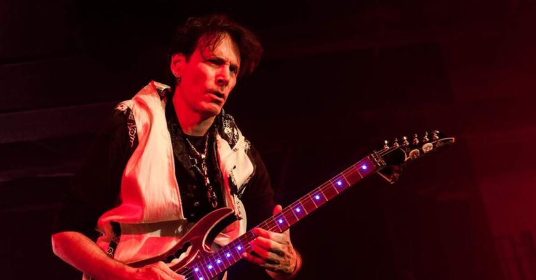 Steve Vai tocando ao vivo [foto por Alison Toon]