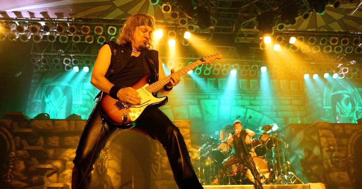Adrian Smith tocando ao vivo com o Iron Maiden