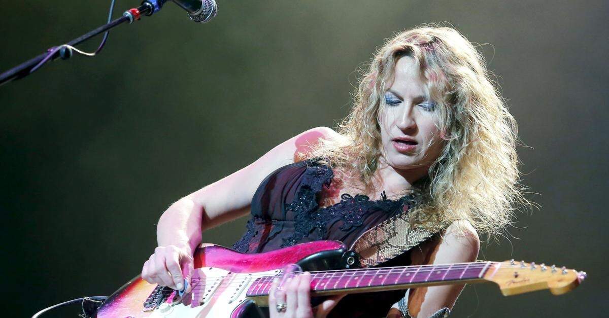 Ana Popovic tocando guitarra ao vivo