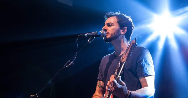 Artur Menezes tocando ao vivo