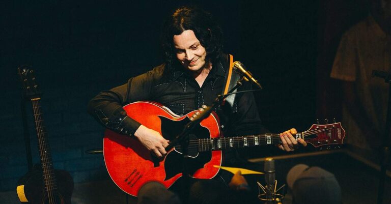 Jack White tocando um violão Gretsch