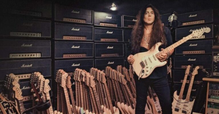 Malmsteen com sua coleção de guitarras