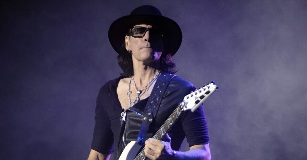 Steve Vai fala sobre o que sente falta nos guitarristas atuais Steve Vai tocando ao vivo