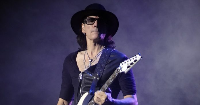 Steve-Vai Steve Vai tocando ao vivo
