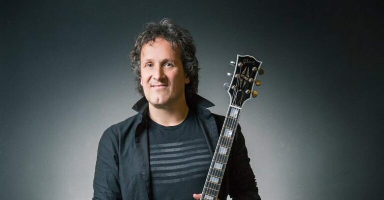 Vivian Campbell segurando uma guitarra Gibson