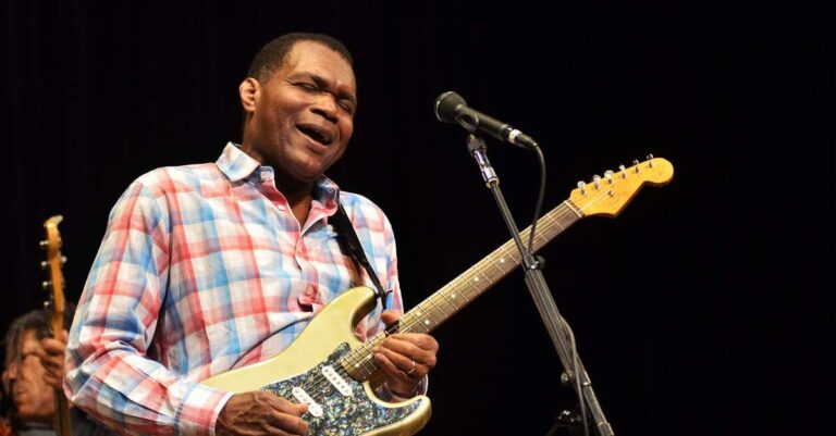 Robert Cray tocando uma Strato