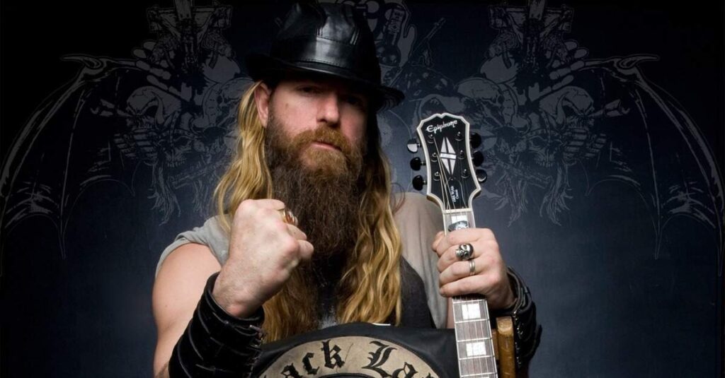 Zakk Wylde segurando uma guitarra Epiphone