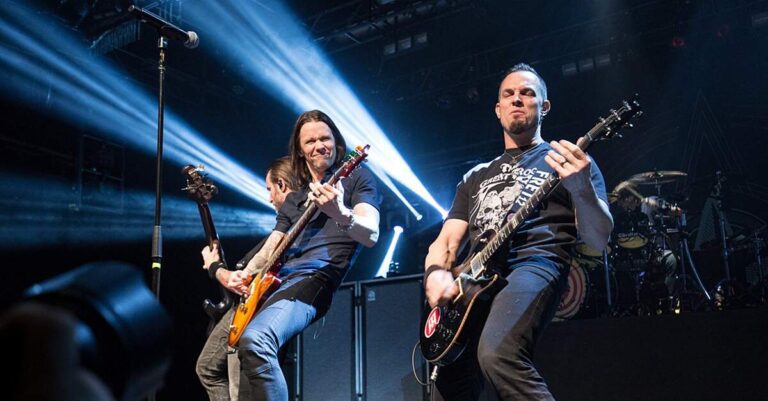 Alter Bridge tocando ao vivo