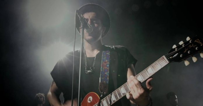 Artur-Menezes Artur Menezes tocando com uma Les Paul