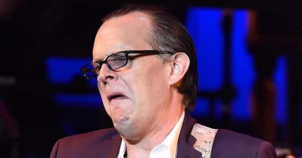 Joe Bonamassa fazendo careta ao tocar guitarra