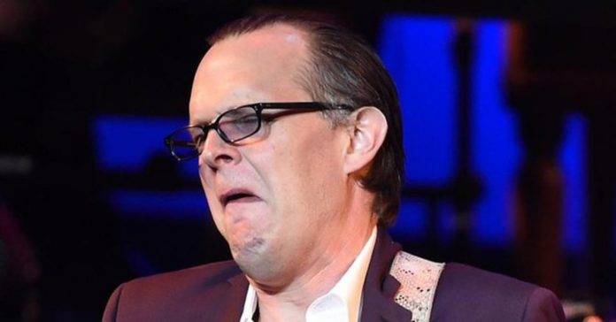 Bonamassa Joe Bonamassa fazendo careta ao tocar guitarra