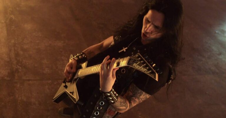 Gus G. tocando uma guitarra Jackson