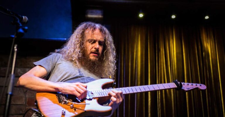 Guthrie Govan tocando ao vivo