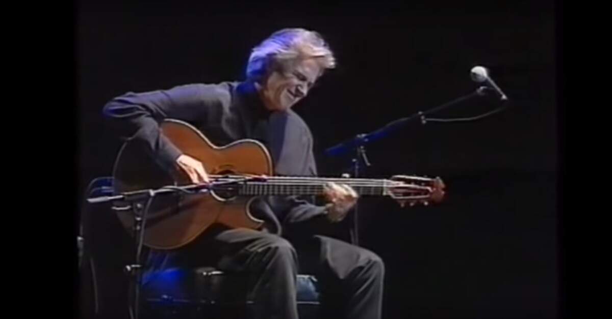 John McLaughlin tocando violão