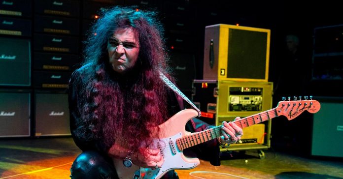 Malmsteen Malmsteen tocando uma Fender Stratocaster