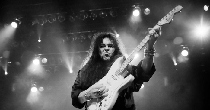 Malmsteen Malmsteen tocando uma Fender Strato
