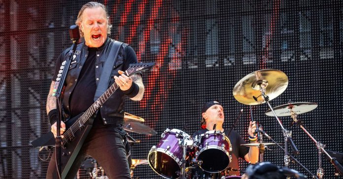 Metallica James Hetfield tocando ao lado de Lars Ulrich